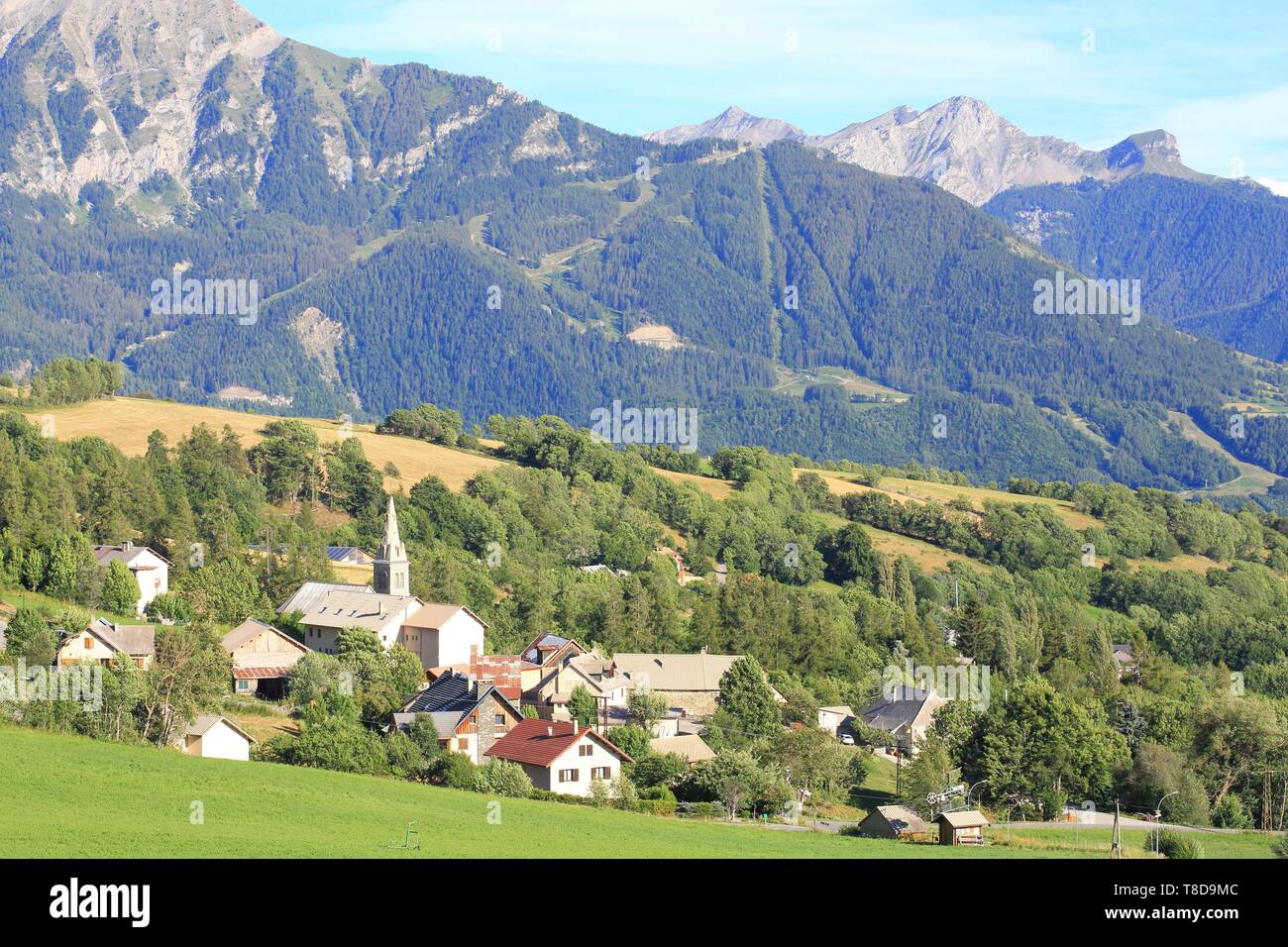 Francia, Hautes Alpes, Champsaur, Saint Michel Chaillol e la sua Saint Pierre chiesa Foto Stock