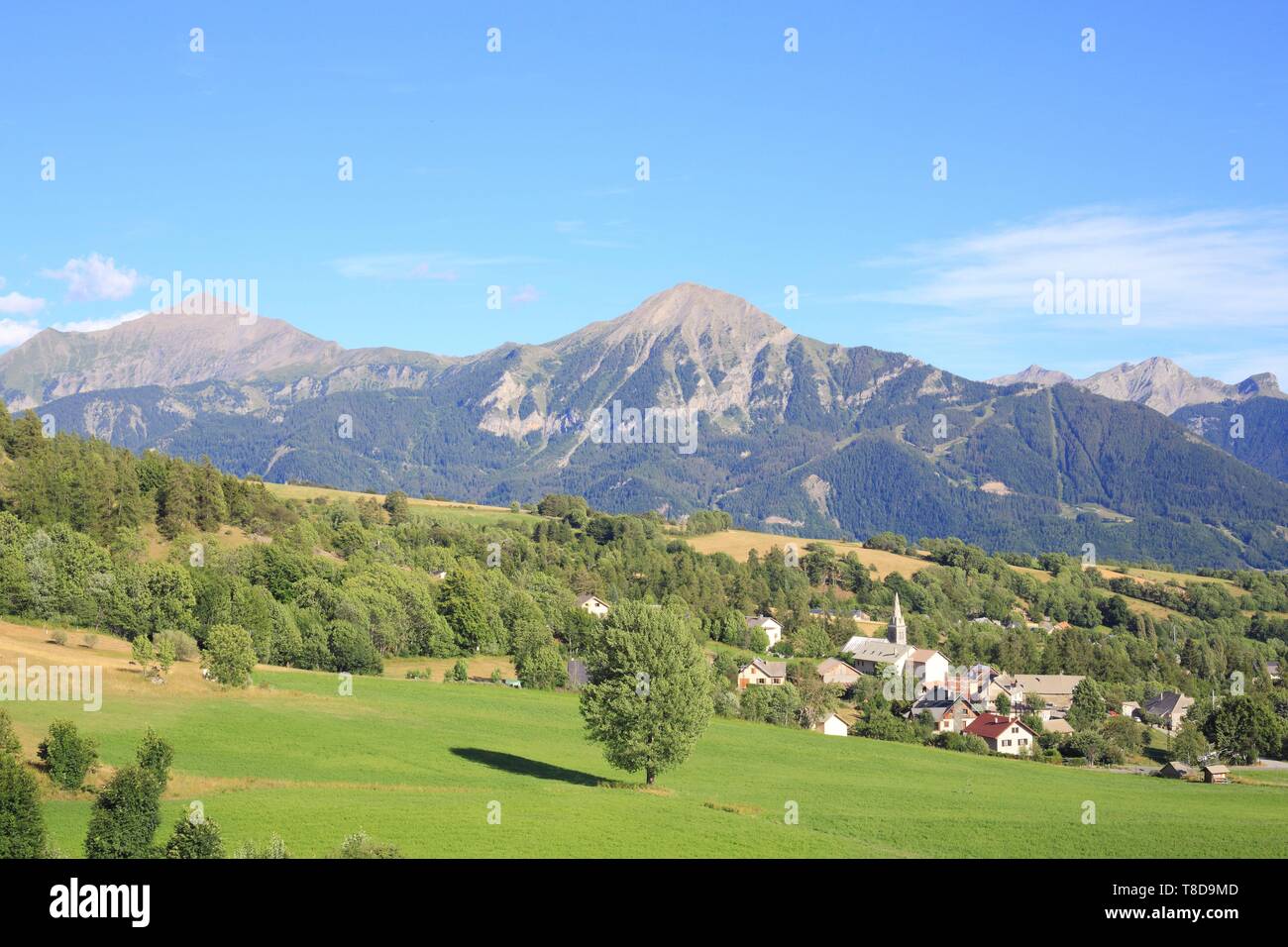 Francia, Hautes Alpes, Champsaur, Saint Michel Chaillol e la sua Saint Pierre chiesa Foto Stock