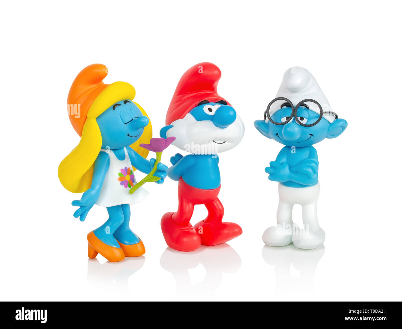 I Puffi - Smurfette, Pappa Puffo e cervelloni giocattoli isolato su sfondo  bianco con ombre di riflessione. I puffi Il personaggio giocattolo modello  carattere dalla Sm Foto stock - Alamy