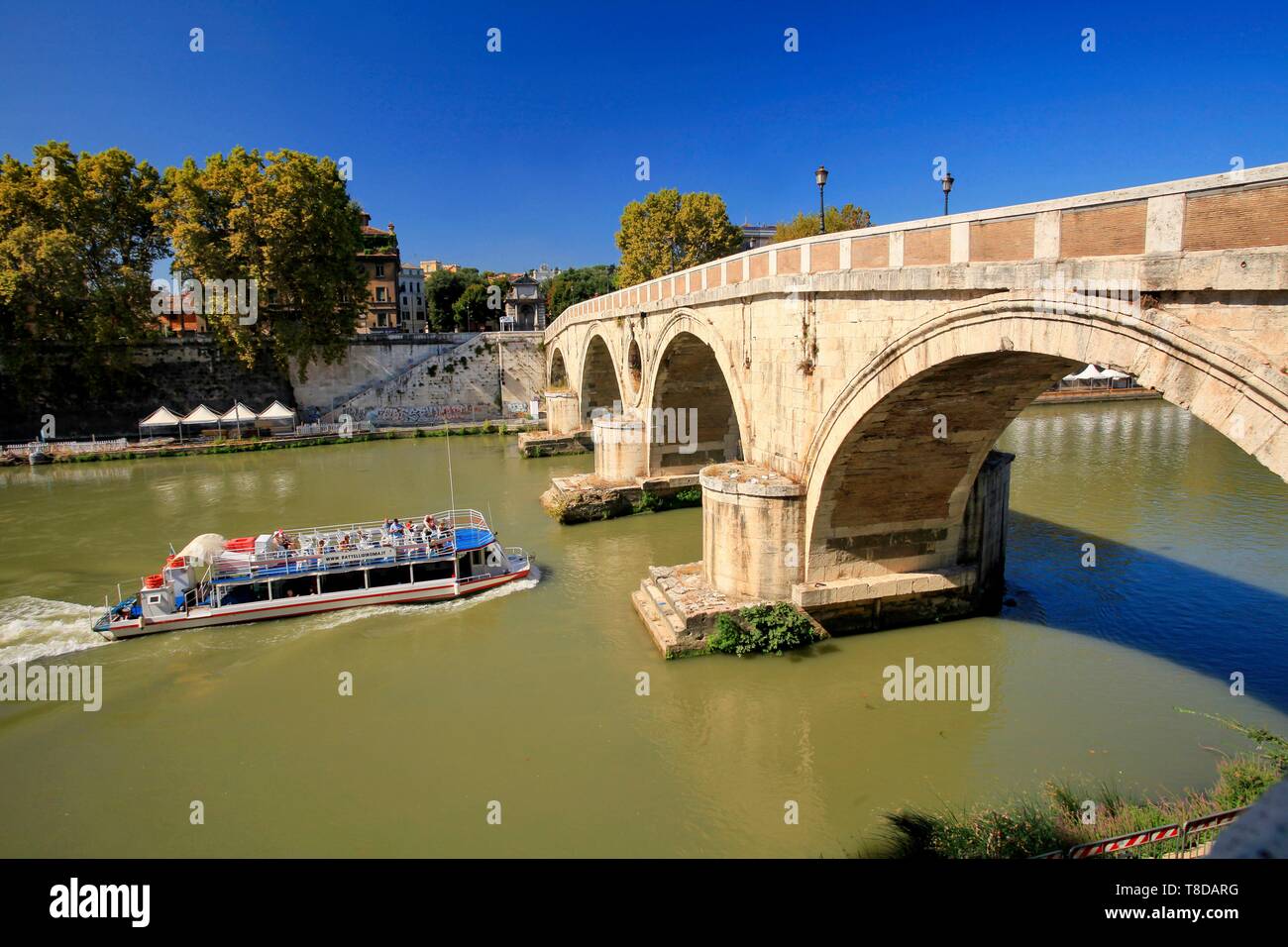 Italia Lazio Roma centro storico elencati come patrimonio mondiale dall UNESCO, il sisto ponte che attraversa il fiume Tevere Foto Stock