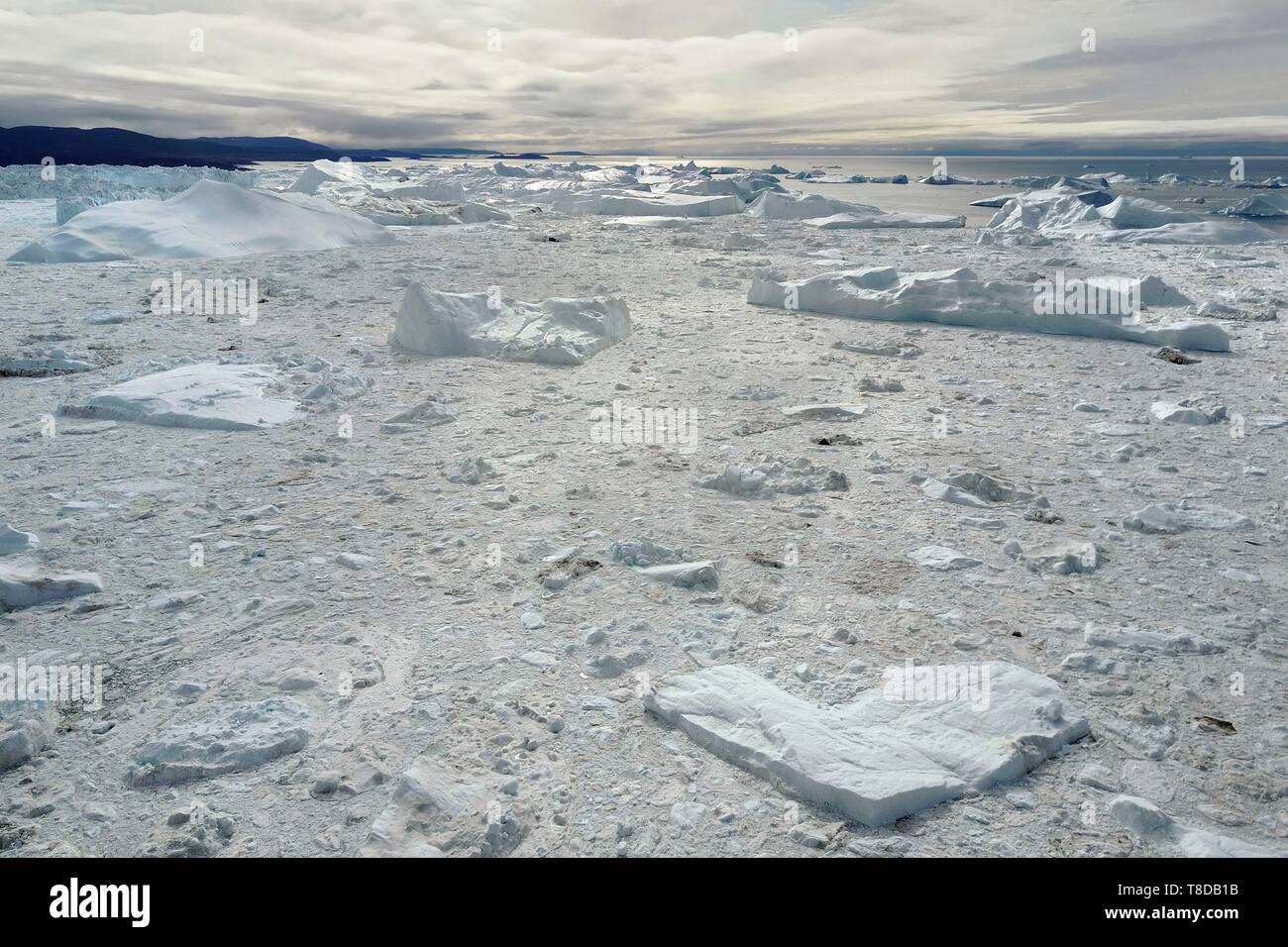 La Groenlandia, costa ovest, Disko Bay, Ilulissat, vedere gli icebergs elencati come patrimonio mondiale dall' UNESCO che è la bocca del Sermeq Kujalleq ghiacciaio (ghiacciaio Jakobshavn) (vista aerea) Foto Stock