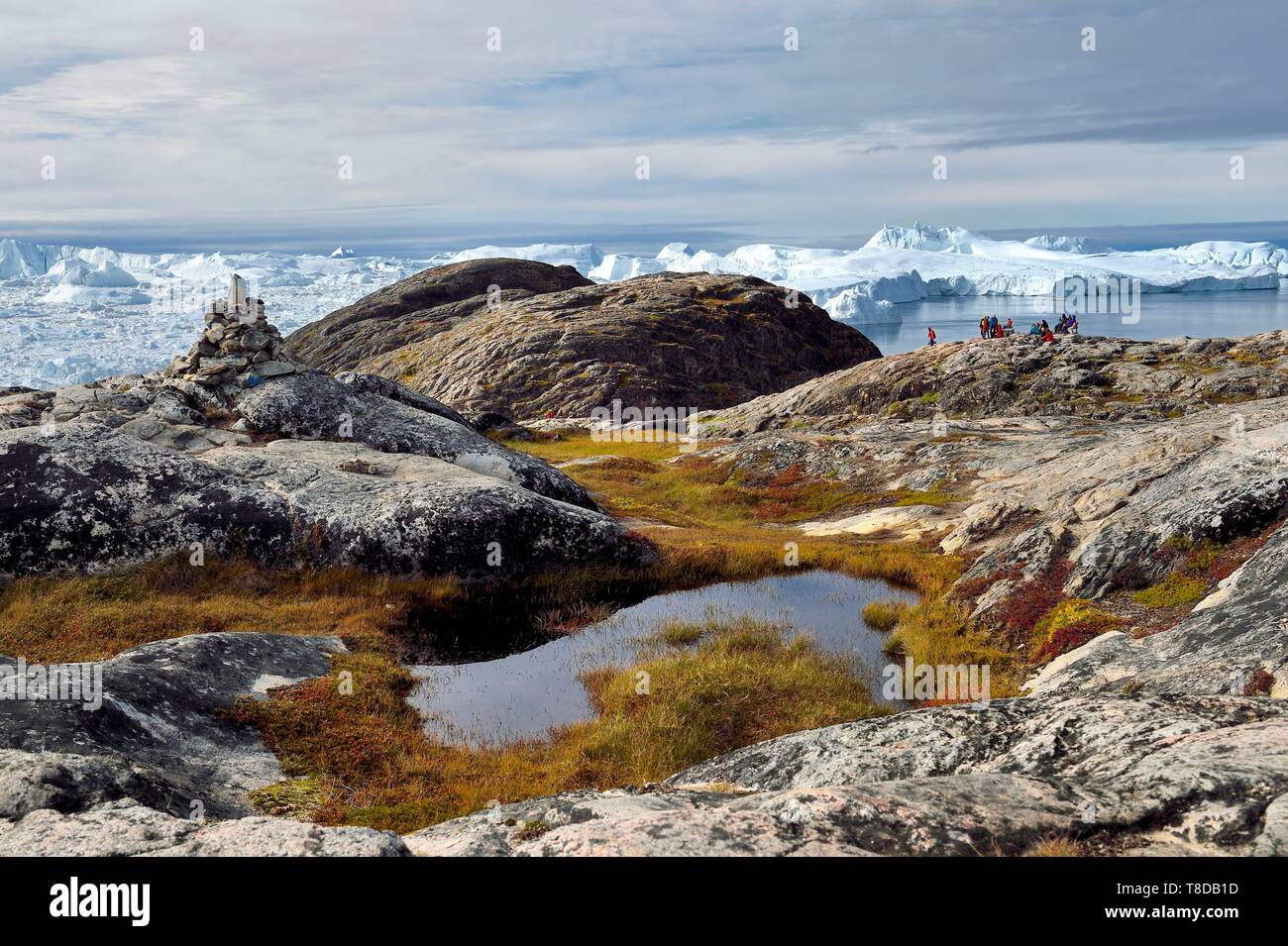 La Groenlandia, costa ovest, Disko Bay, Ilulissat, escursionisti sul bordo del icebergs elencati come patrimonio mondiale dall' UNESCO che è la bocca del Sermeq Kujalleq ghiacciaio (ghiacciaio Jakobshavn) Foto Stock
