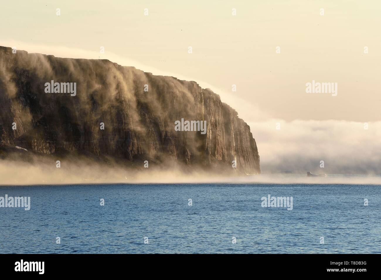 La Groenlandia, North West Coast, canale di Murchison a nord della baia di Baffin, Hakluyt isola scogliere off la riva occidentale del Kiatak (Northumberland Island) Foto Stock