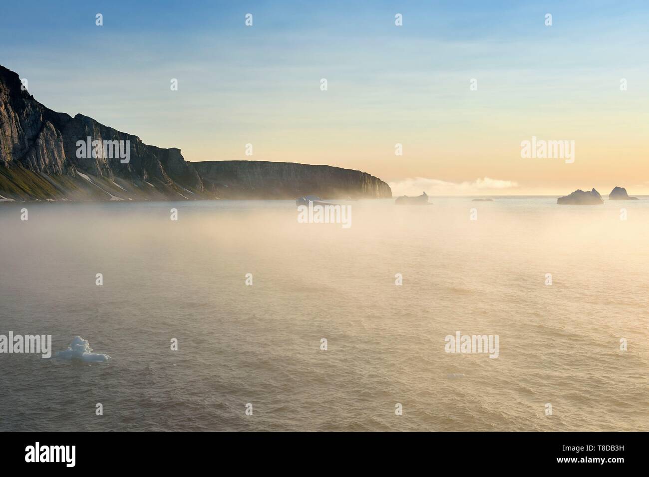 La Groenlandia, North West Coast, canale di Murchison a nord della baia di Baffin, Hakluyt isola scogliere off la riva occidentale del Kiatak (Northumberland Island) Foto Stock