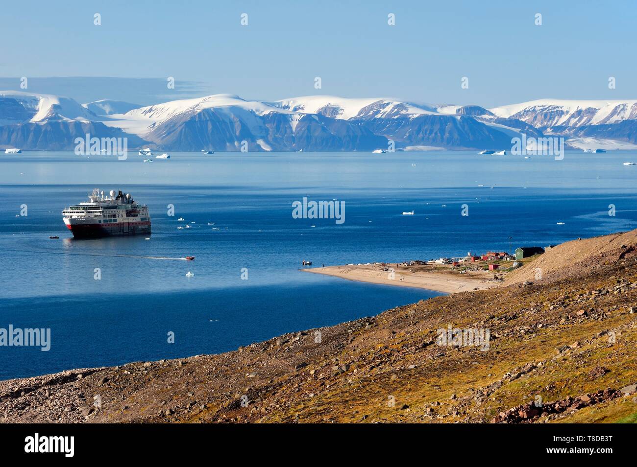 La Groenlandia, North West Coast, Smith sound a nord della baia di Baffin, Siorapaluk, la maggior parte nord del villaggio provenienti dalla Groenlandia, MS Fram brocca nave da Hurtigruten al di ancoraggio Foto Stock