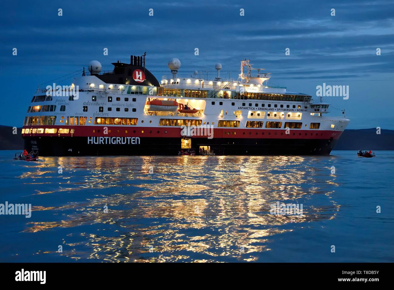 La Groenlandia, centrale regione occidentale, Kangerlussuaq bay, notte imbarco sulla MS Fram brocca nave da Hurtigruten Foto Stock