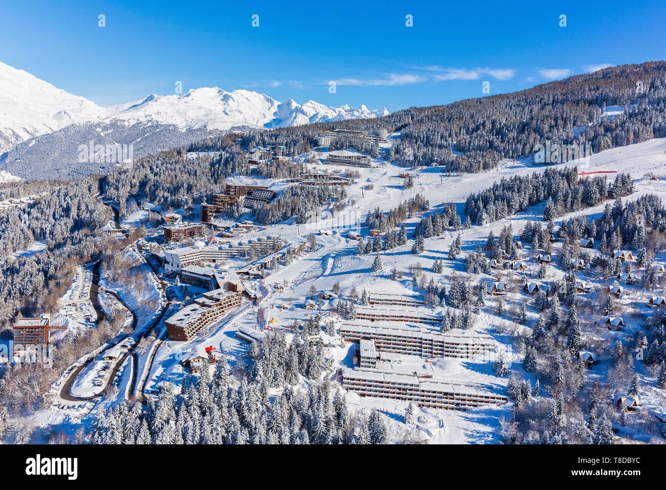Francia, Savoie, massiccio della Vanoise, valle della Haute Tarentaise, Les Arcs 1600, parte dell'area di Paradiski, vista del Club Med e il villaggio di La Rosiere (vista aerea) Foto Stock