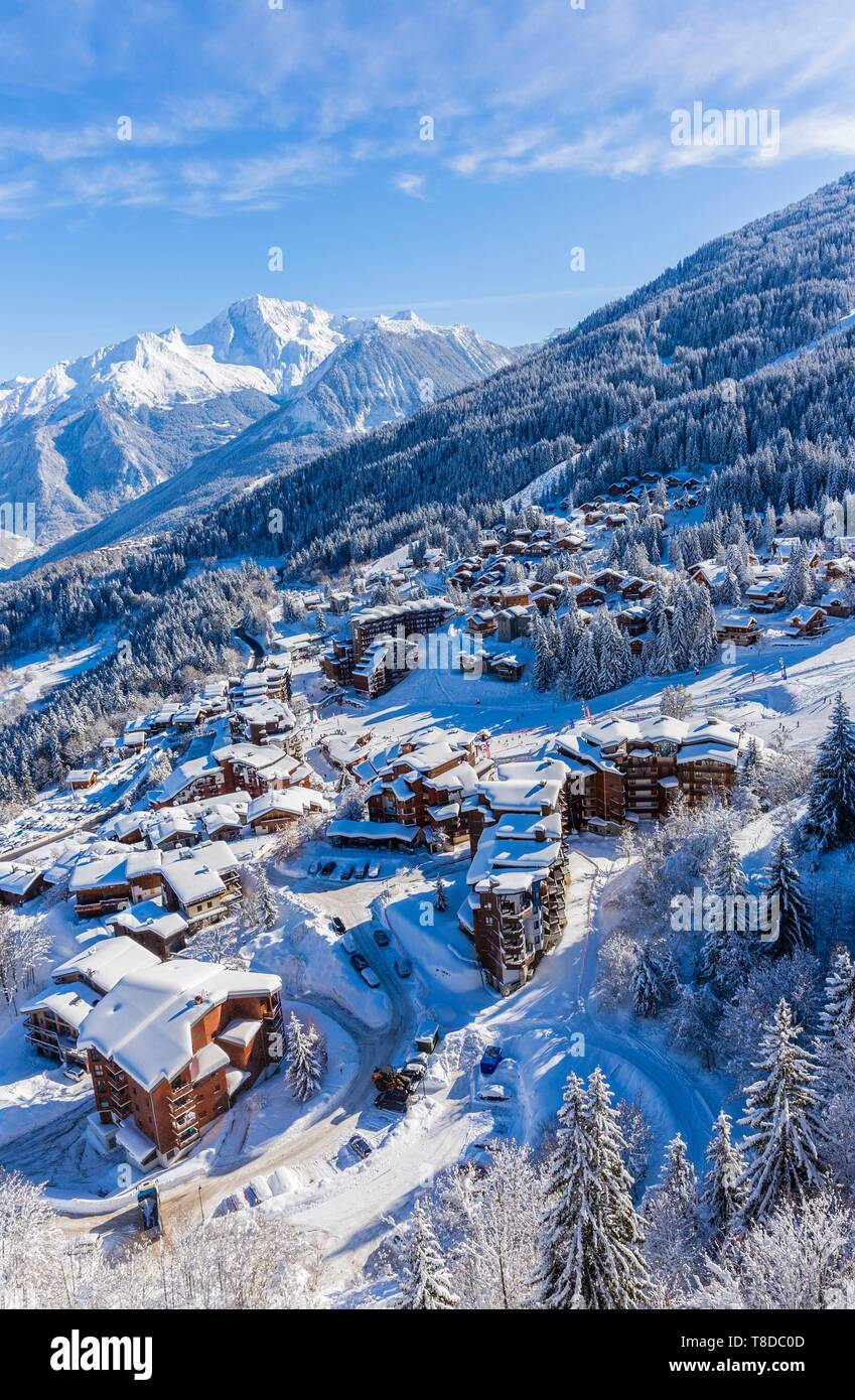 Francia, Savoie, Valle Tarentaise, La Tania è uno dei più grandi skiresort villaggio in Francia, nel cuore di Les Trois Vallees (Le Tre Valli), uno dei più grandi comprensori sciistici del mondo con 600 km di sentieri segnati, la parte occidentale del massiccio della Vanoise, vista del Grand Bec Peak (3398m) nel Parc National de la Vanoise (vista aerea) Foto Stock