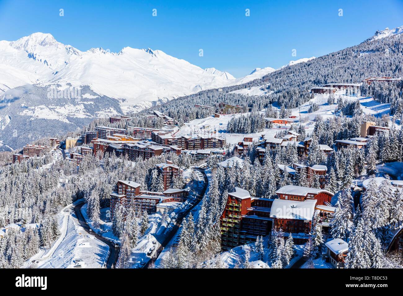 Francia, Savoie, massiccio della Vanoise, valle della Haute Tarentaise, Les Arcs 1800, parte dell'area di Paradiski, la vista del Monte Bianco (4810m) (vista aerea) Foto Stock