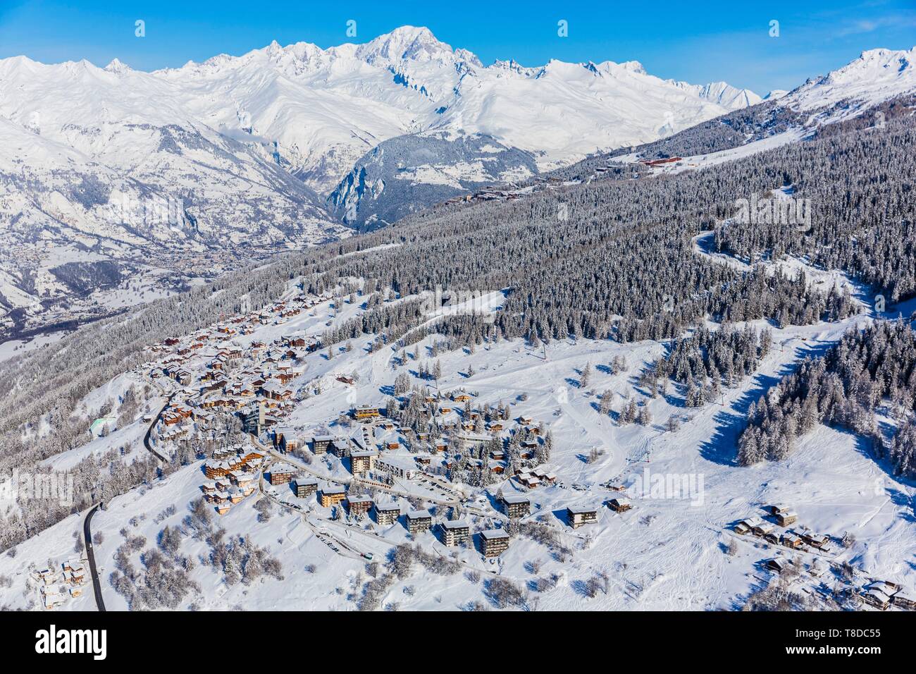 Francia, Savoie, massiccio della Vanoise, valle della Haute Tarentaise, Peisey-Nancroix, Peisey-Vallandry, parte dell'area di Paradiski, la vista del Monte Bianco (4810m), Les Arcs e Bourg-Saint-Maurice (vista aerea) Foto Stock