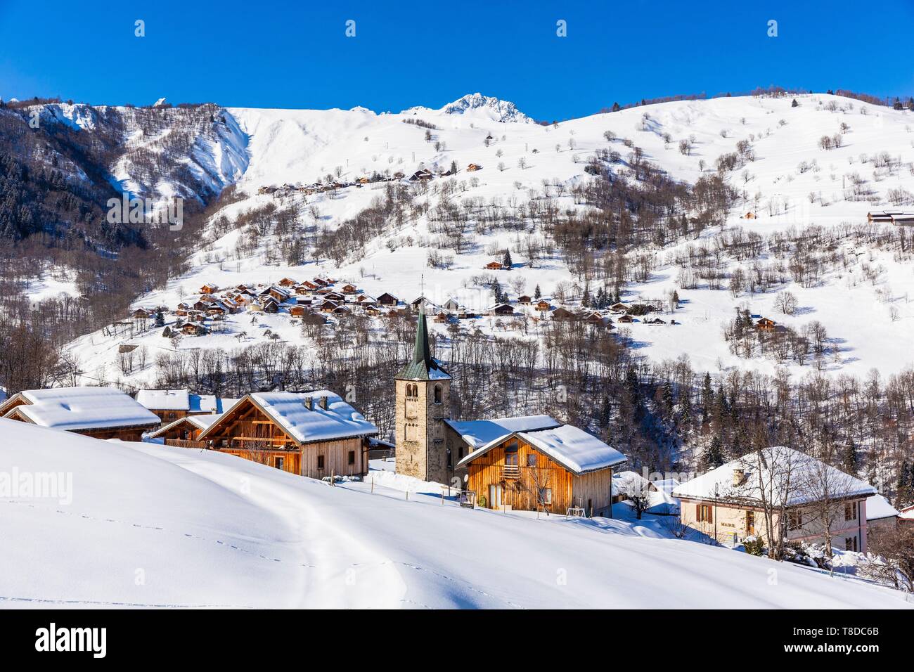 Francia, Savoie, Les Avanchers, Valle Tarentaise, massiccio della Vanoise, vista del massiccio di La LauziÞre e le frazioni di Quarante piani e Le Meiller Foto Stock