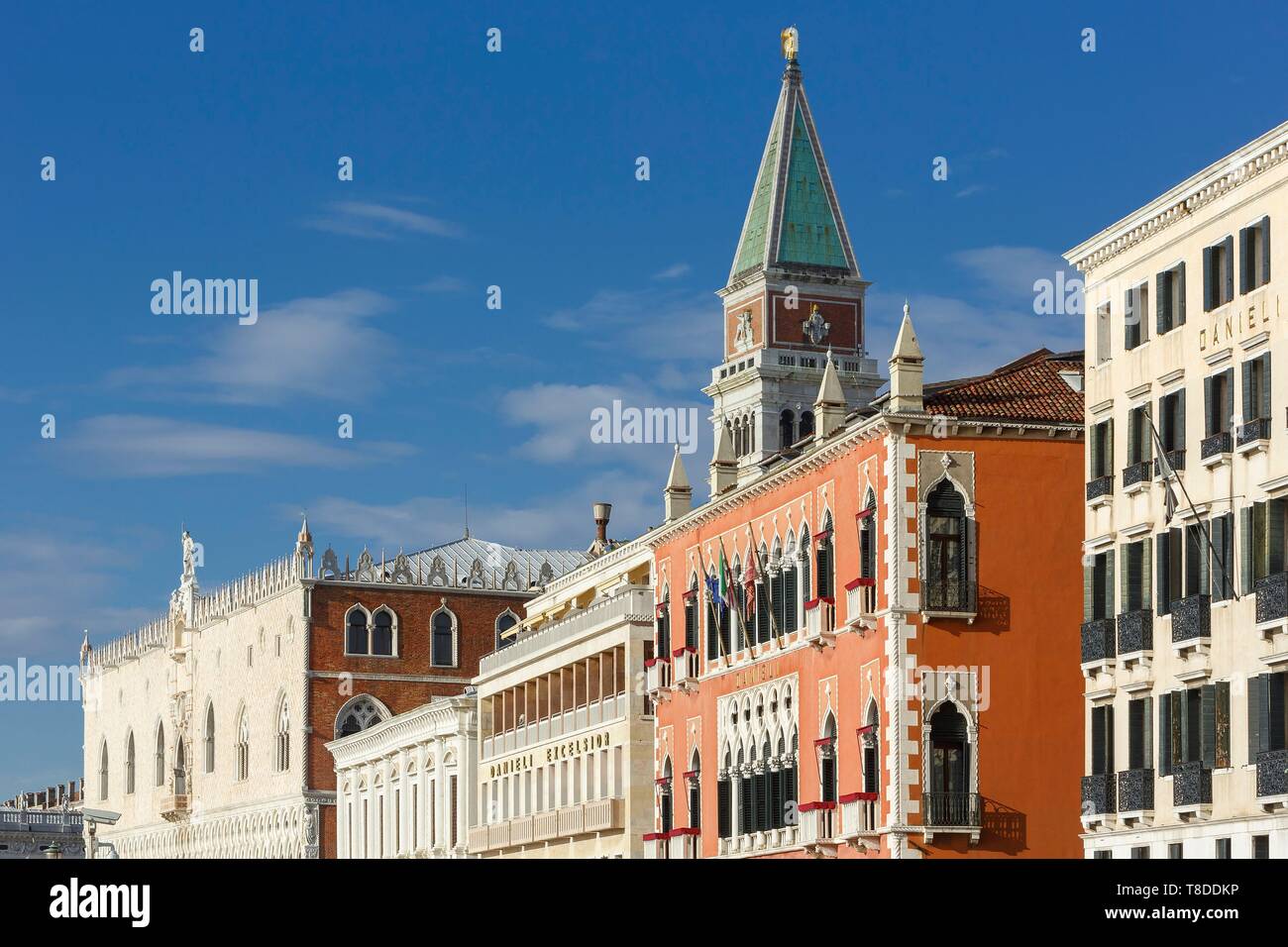 L'Italia, Veneto, Venezia elencati come patrimonio mondiale dall'UNESCO, la zona di San Marco, il Danieli Hotel ex Palazzo Dandolo sulla Schiavoni wharf, Palazzo Ducale (Dodge palace) San Marco e Campanile di San Marco (Piazza San Marco) Foto Stock