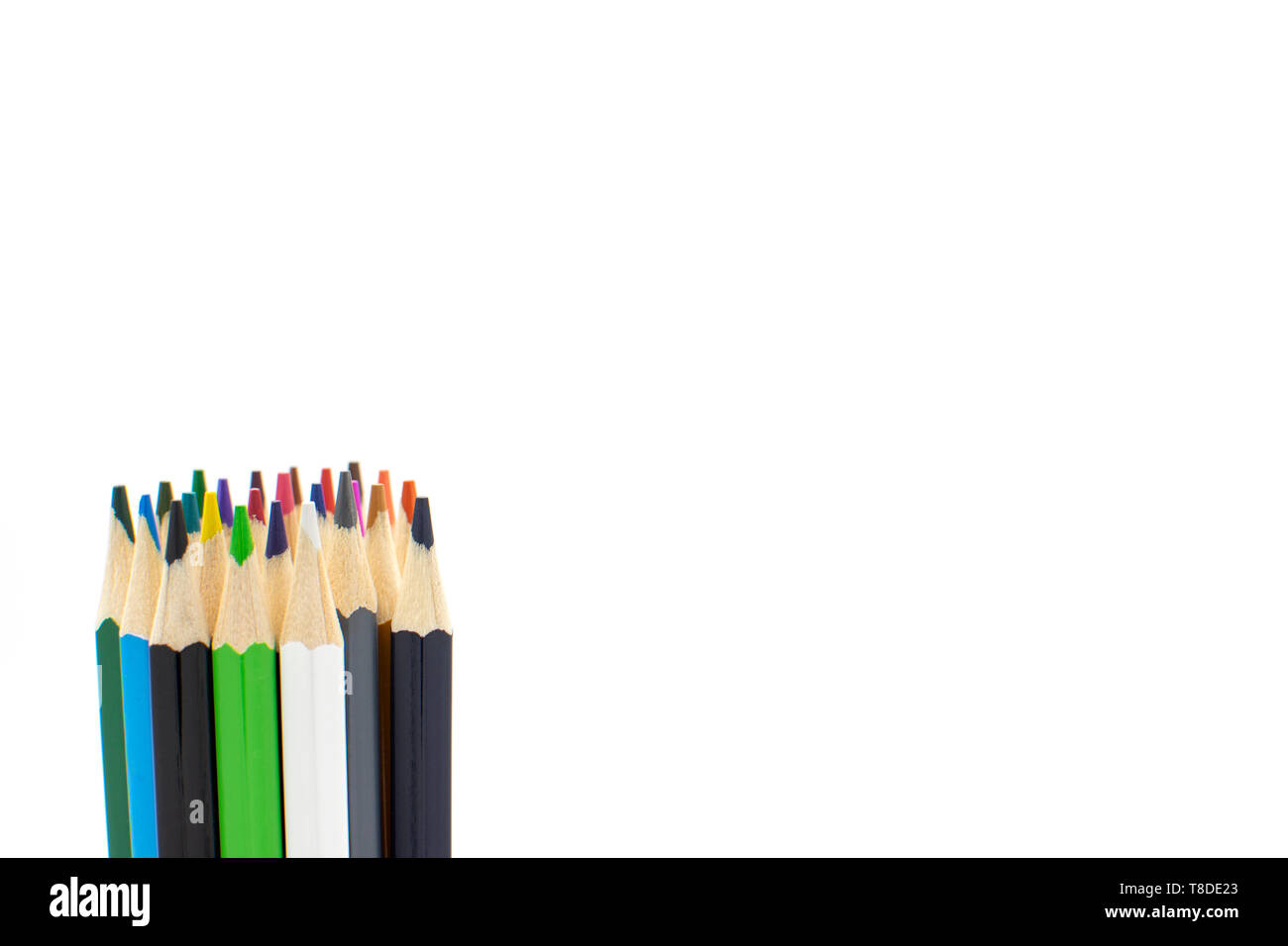 Matite colorate su sfondo bianco.torna a scuola. avviare gli studi. bambini e disegni. Colori dell'arcobaleno. bandiera gay Foto Stock