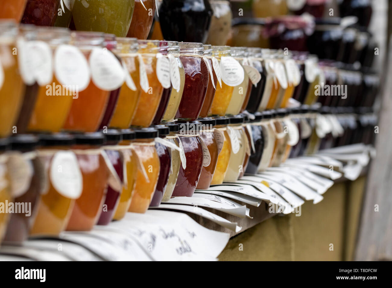BEERVELDE, Belgio - 12 Maggio 2019: un close up ritratto di vasi di vetro con porzioni di diversi tipi di marmellata in loro visualizzata su un mercato in stallo a l Foto Stock