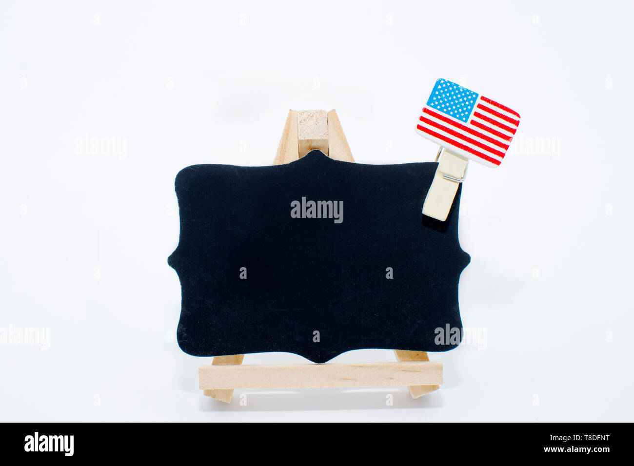 Scuola di blackboard indicazioni per scrivere messaggi su sfondo bianco. Tornare a scuola e di imparare le lingue straniere.parlano lingue Foto Stock