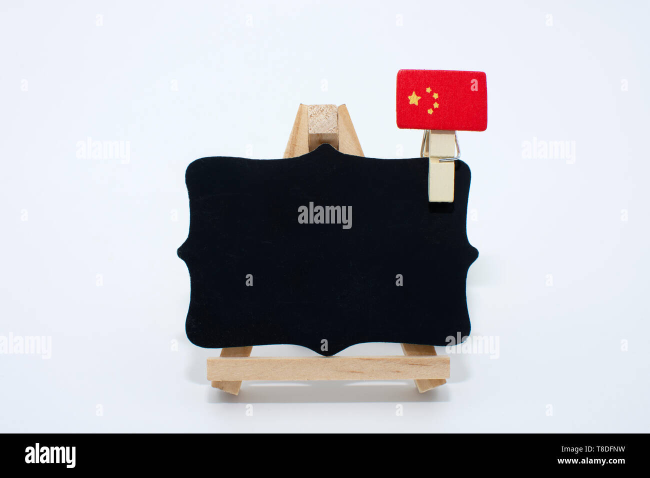 Scuola di blackboard indicazioni per scrivere messaggi su sfondo bianco. Tornare a scuola e di imparare le lingue straniere.parlano lingue Foto Stock