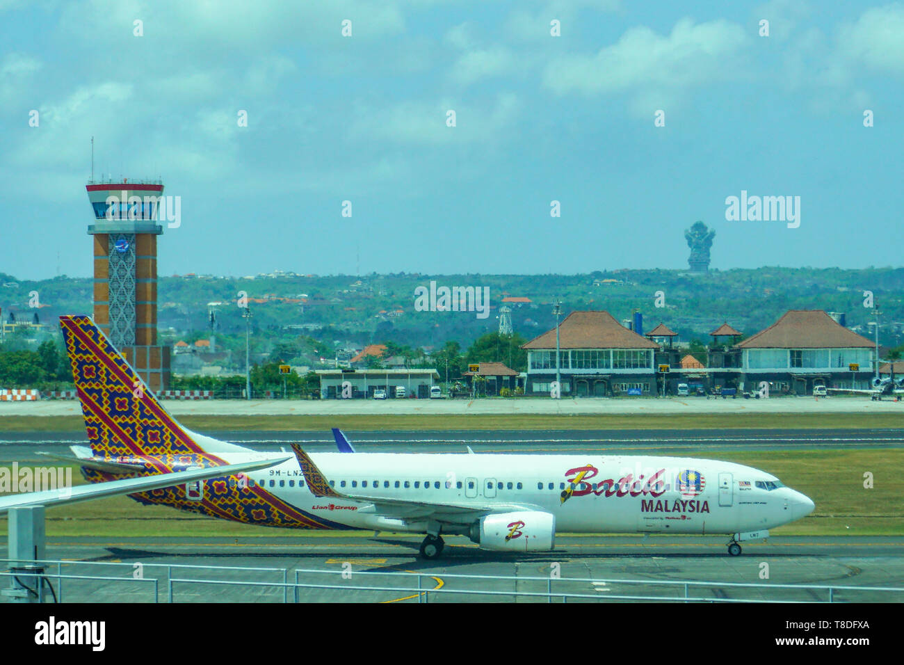 Un Boeing 737-800 aeroplano di Batik aria di rullaggio sulla pista dell'aeroporto di Denpasar, 14.08.2018 Foto Stock