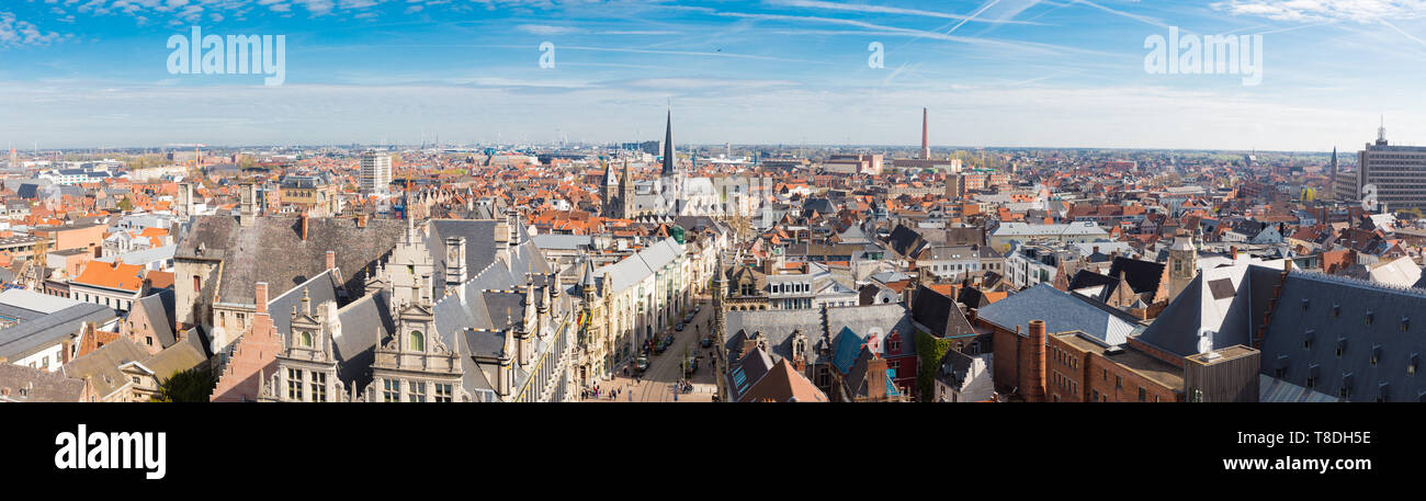Antenna vista panoramica del centro storico della città di Gand in una bella giornata di sole con cielo blu e nuvole in estate, provincia delle Fiandre Orientali, Belgio Foto Stock