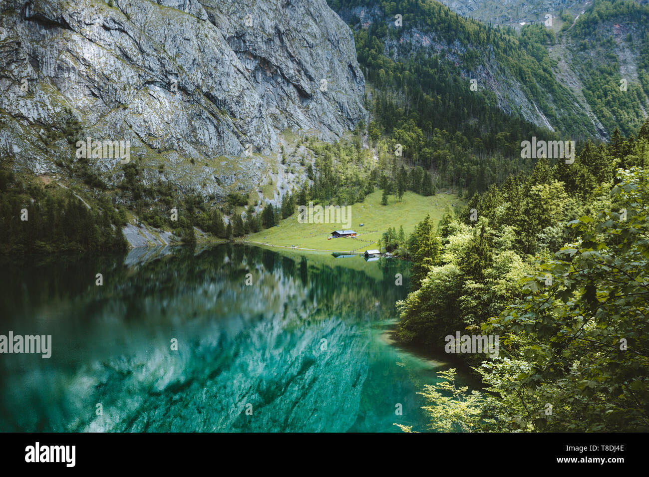 Scenic - lago Obersee su una bella giornata con cielo blu e nuvole in estate, Berchtesgadener Land. Alta Baviera, Germania Foto Stock