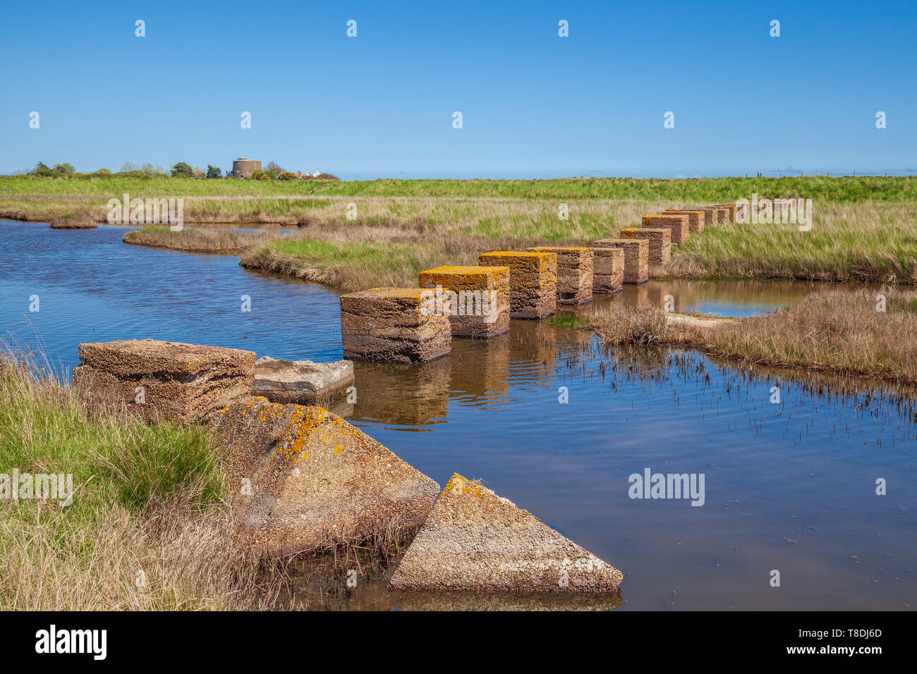 Cisterna di cemento trappole sulla costa di suffolk shingle street Foto Stock