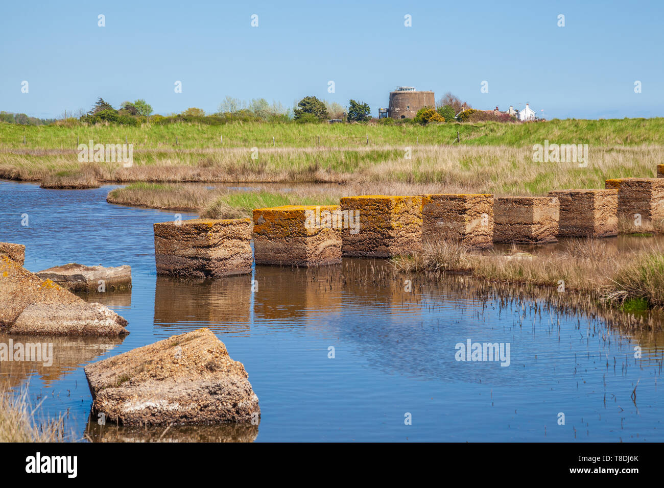 Cisterna di cemento trappole sulla costa di suffolk shingle street Foto Stock