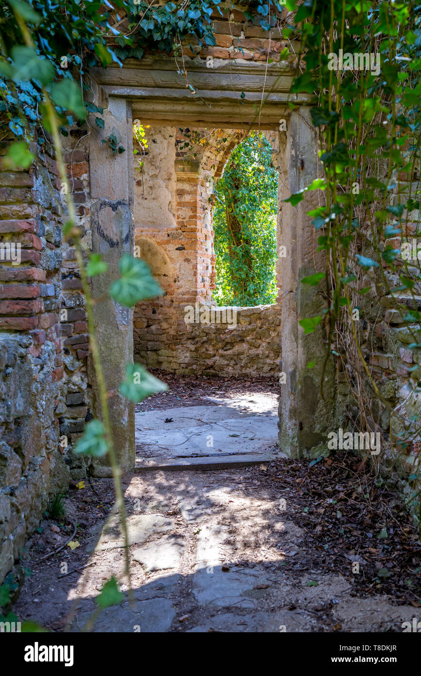 Vecchi alberi, gazebo e le rovine della vecchia cappella in inglese parco del castello barocco Milotice, la Moravia Meridionale Foto Stock