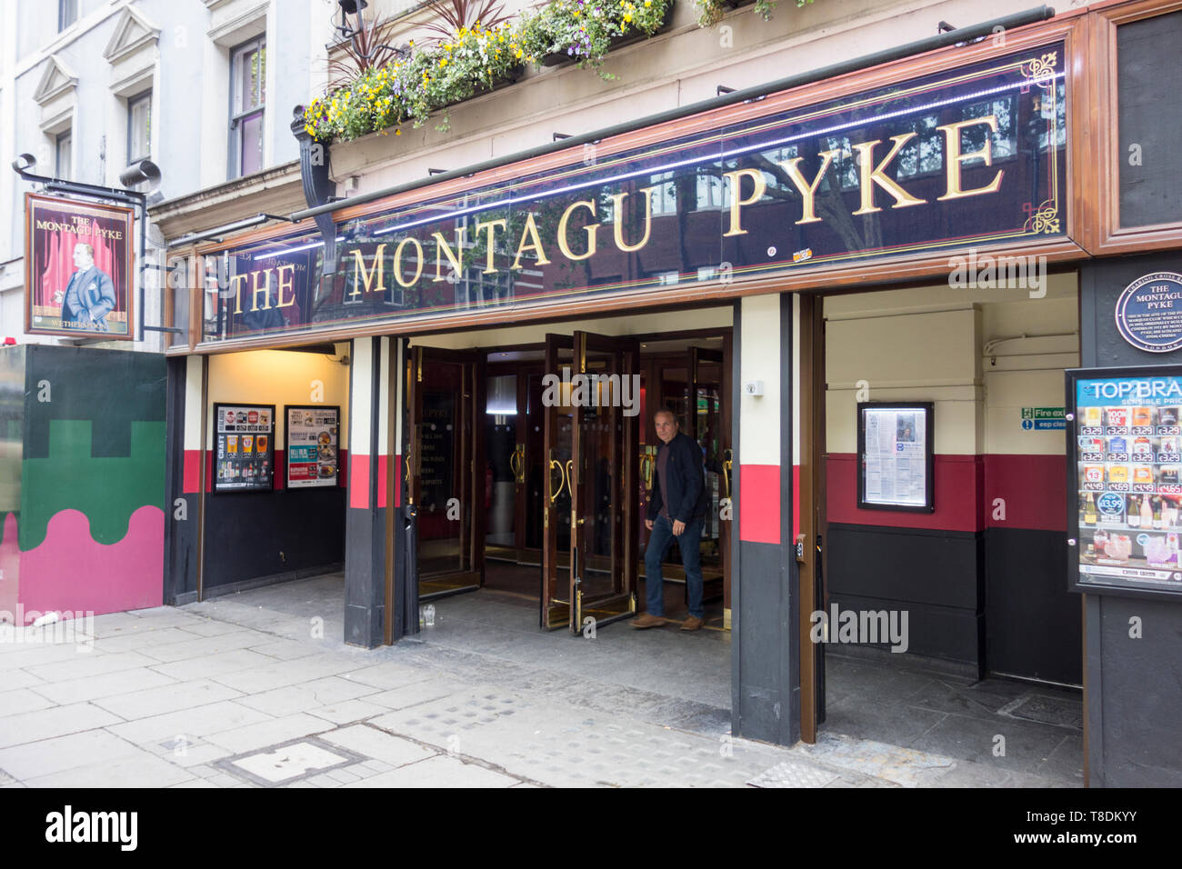 Il Montague Pyke Public House, un pub appartenente alla catena Wetherspoons su Charing Cross Road, Soho, Londra, WC2, Regno Unito Foto Stock