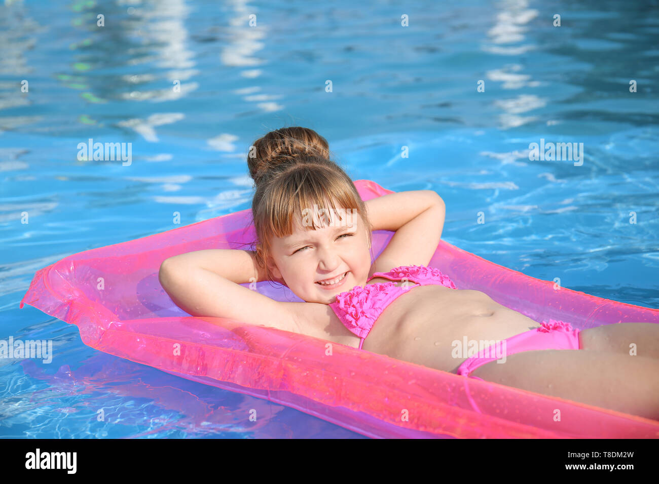 Carino bambina in appoggio sul materasso gonfiabile in piscina Foto stock -  Alamy