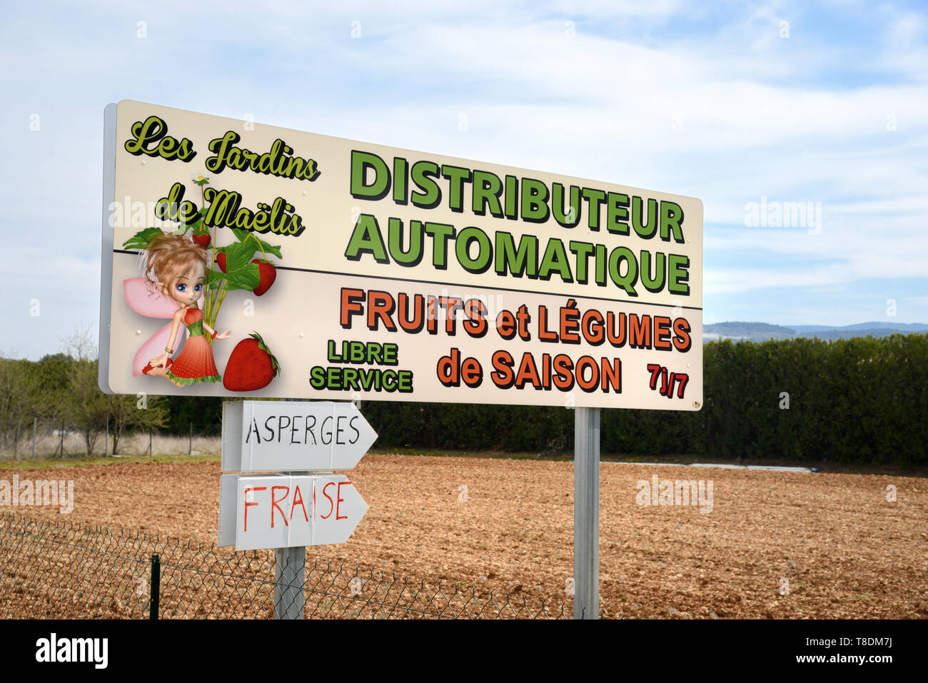 Cartello stradale per il self-service di frutta fresca e vegetali macchina distributrice o distributore automatico Bonnieux Luberon Provence Francia Foto Stock