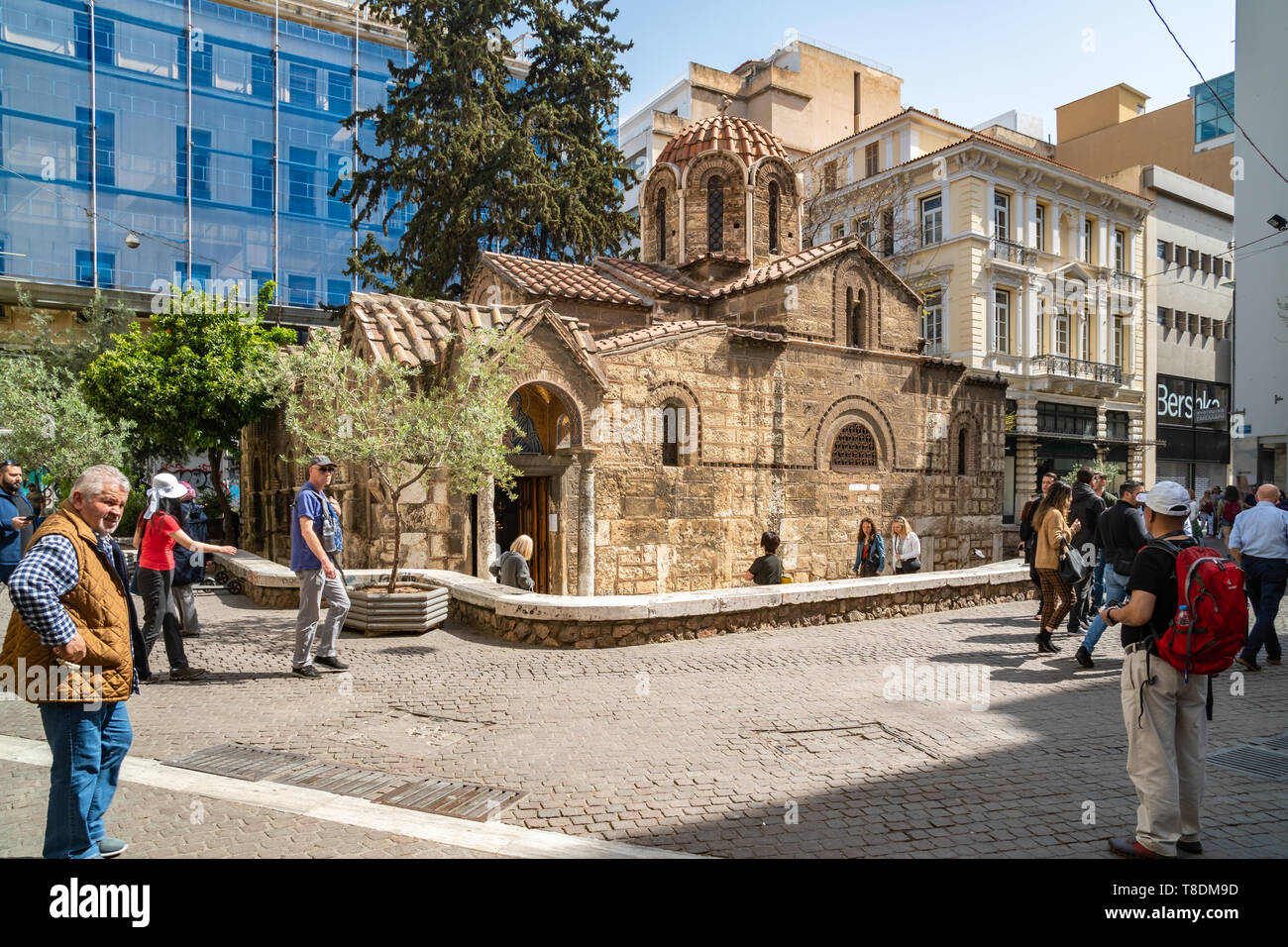 Atene, Grecia - 26.04.2019: la chiesa di Panagia Kapnikarea, la chiesa più antica di Atene, situato nel quartiere dello shopping su Ermou Street Foto Stock