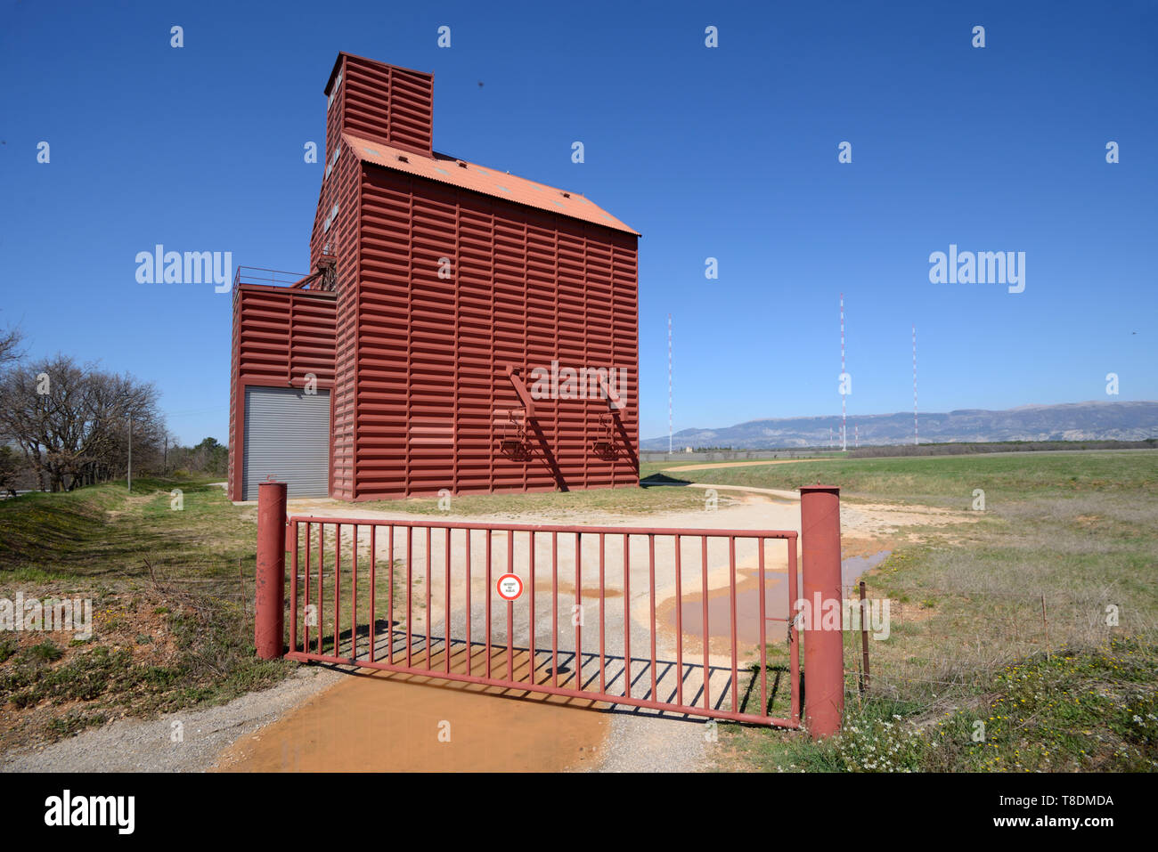 Silos & cancello di ingresso nei pressi di Sainte-Croix-sur-Verdon Provence Francia Foto Stock