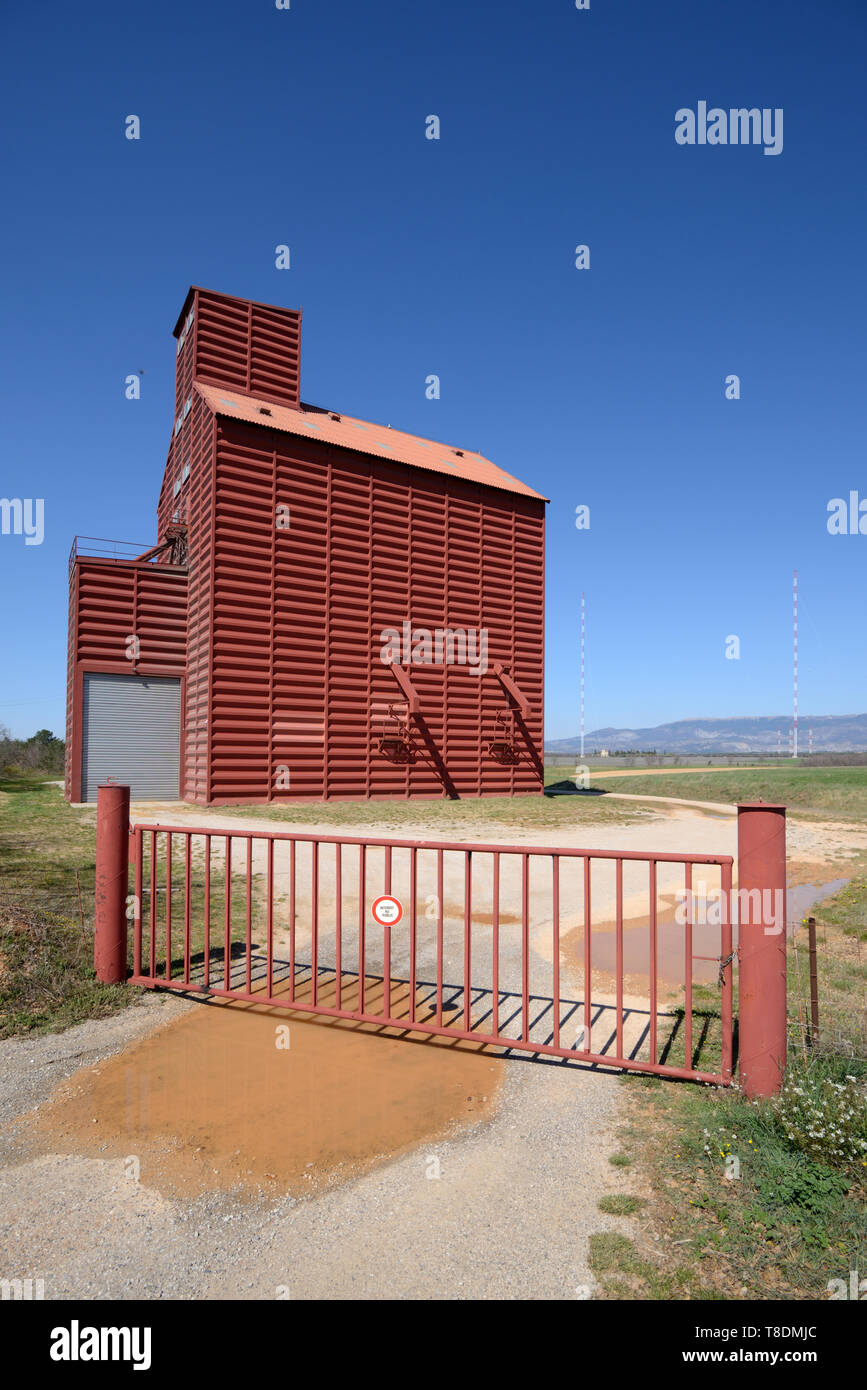 Silos & cancello di ingresso nei pressi di Sainte-Croix-sur-Verdon Provence Francia Foto Stock