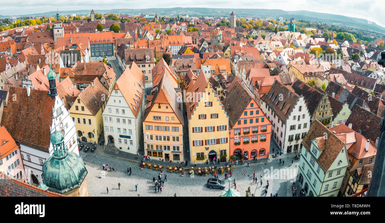 Vista aerea della città medievale di Rothenburg ob der Tauber su una bella giornata di sole con cielo blu e nuvole in estate, Baviera, Germania Foto Stock