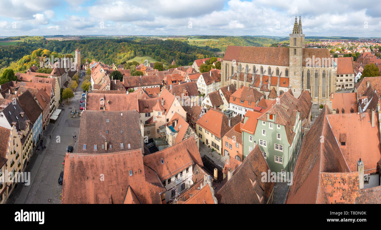 Vista aerea della città medievale di Rothenburg ob der Tauber su una bella giornata di sole con cielo blu e nuvole in estate, Baviera, Germania Foto Stock