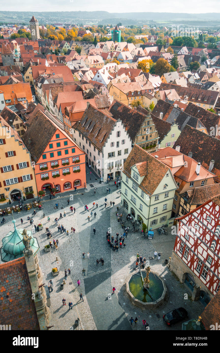 Vista aerea della città medievale di Rothenburg ob der Tauber su una bella giornata di sole con cielo blu e nuvole in estate, Baviera, Germania Foto Stock