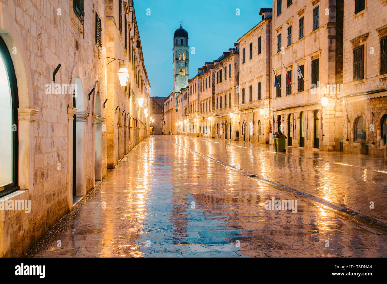 Crepuscolo bella vista del centro storico di Dubrovnik con la famosa Stradun strada principale all'alba, Dalmazia, Croazia Foto Stock