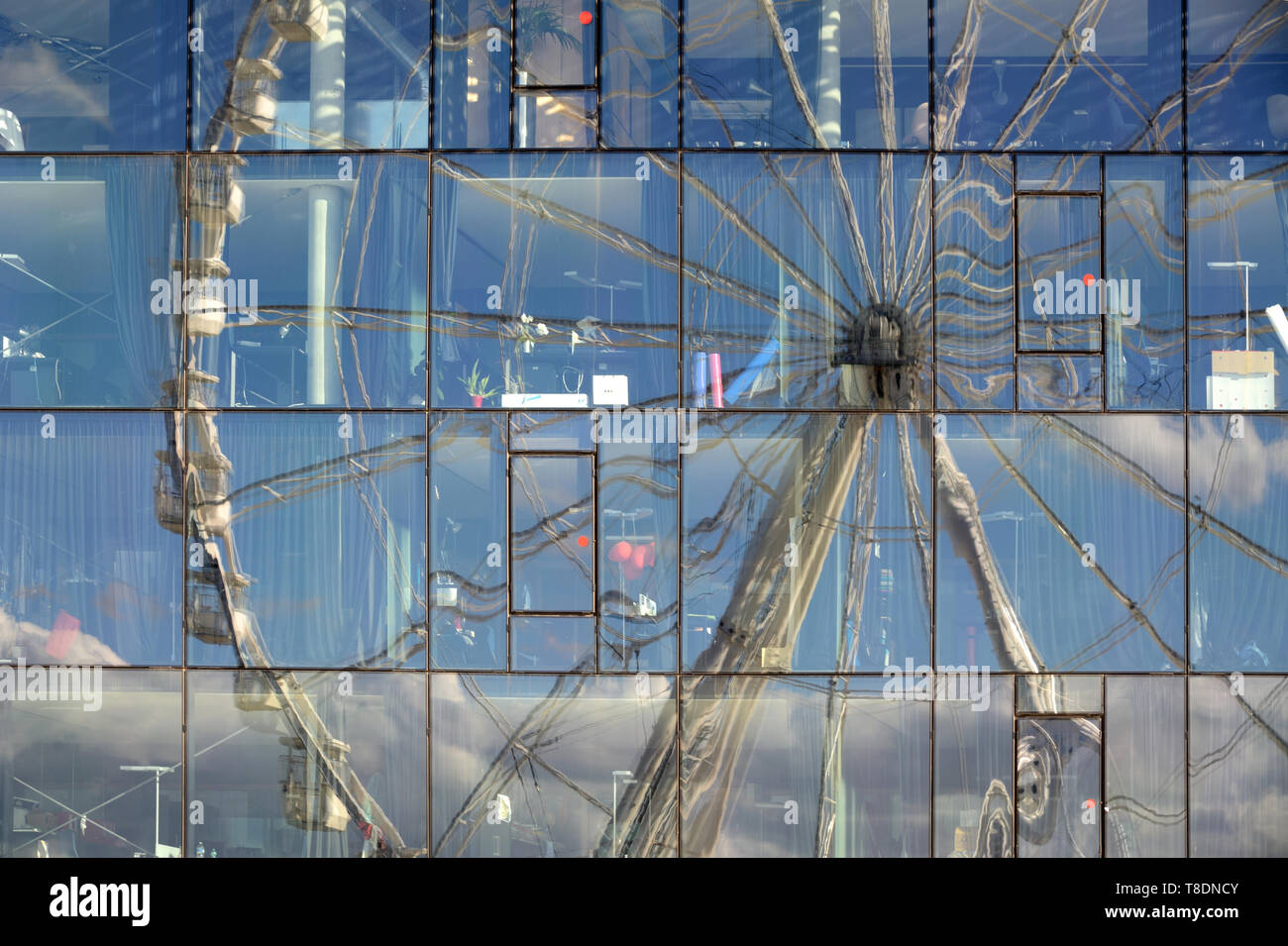 Immagine distorta della ruota panoramica Ferris & raggi nel vetro dello specchio del museo Museo di europei e le civiltà del Mediterraneo Marsiglia Francia Foto Stock