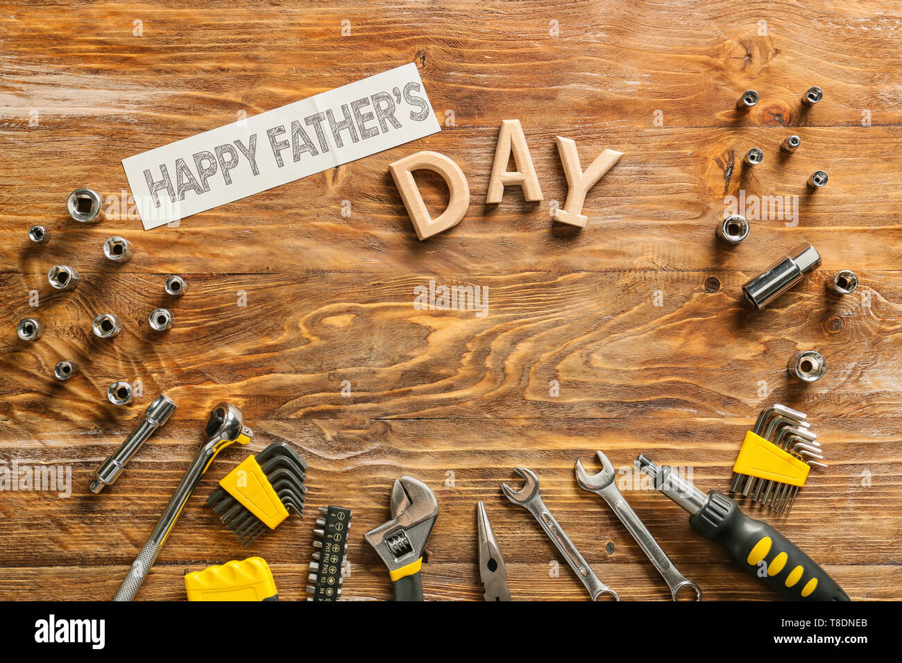 Diversi strumenti e il testo 'Felice Festa del Papà' su sfondo di legno Foto Stock