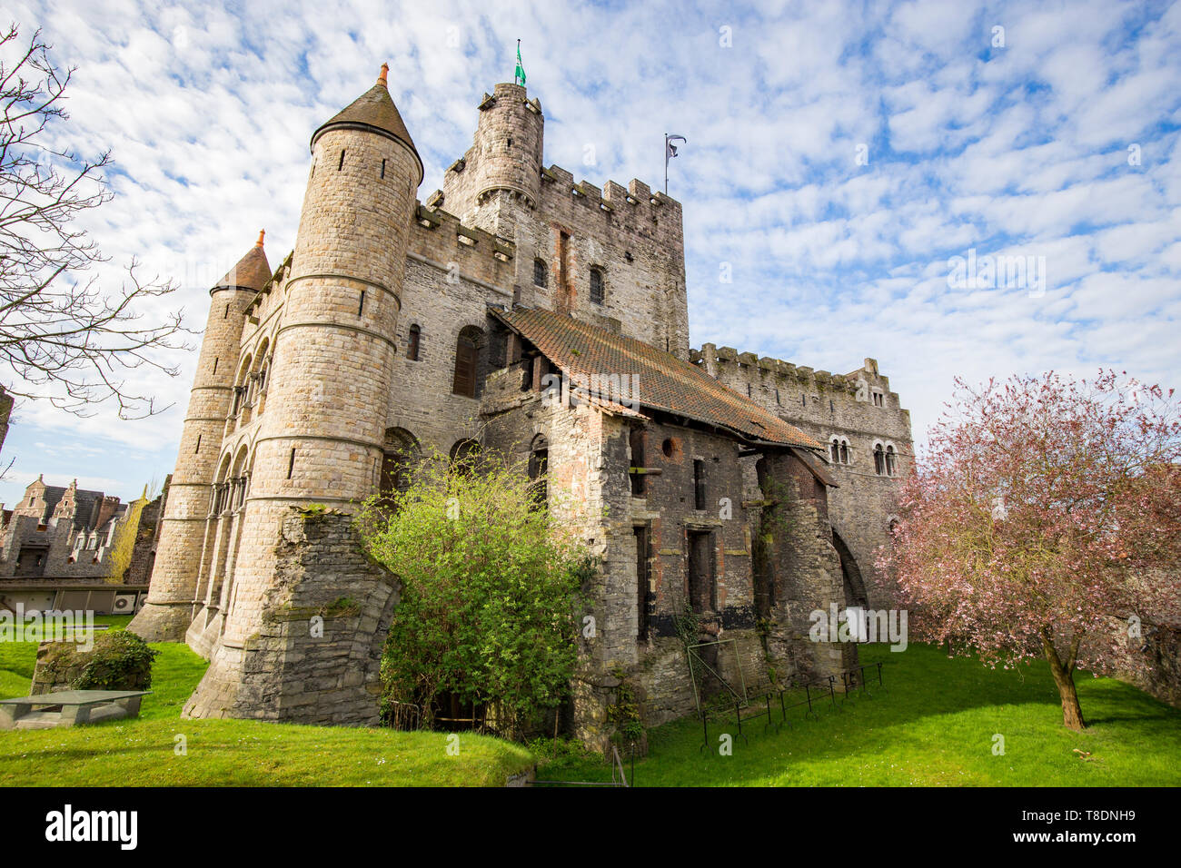 Bellissima vista del famoso medievale Castello di Gravensteen su una bella giornata di sole con cielo blu e nuvole in estate, Gand, provincia delle Fiandre Orientali, essere Foto Stock