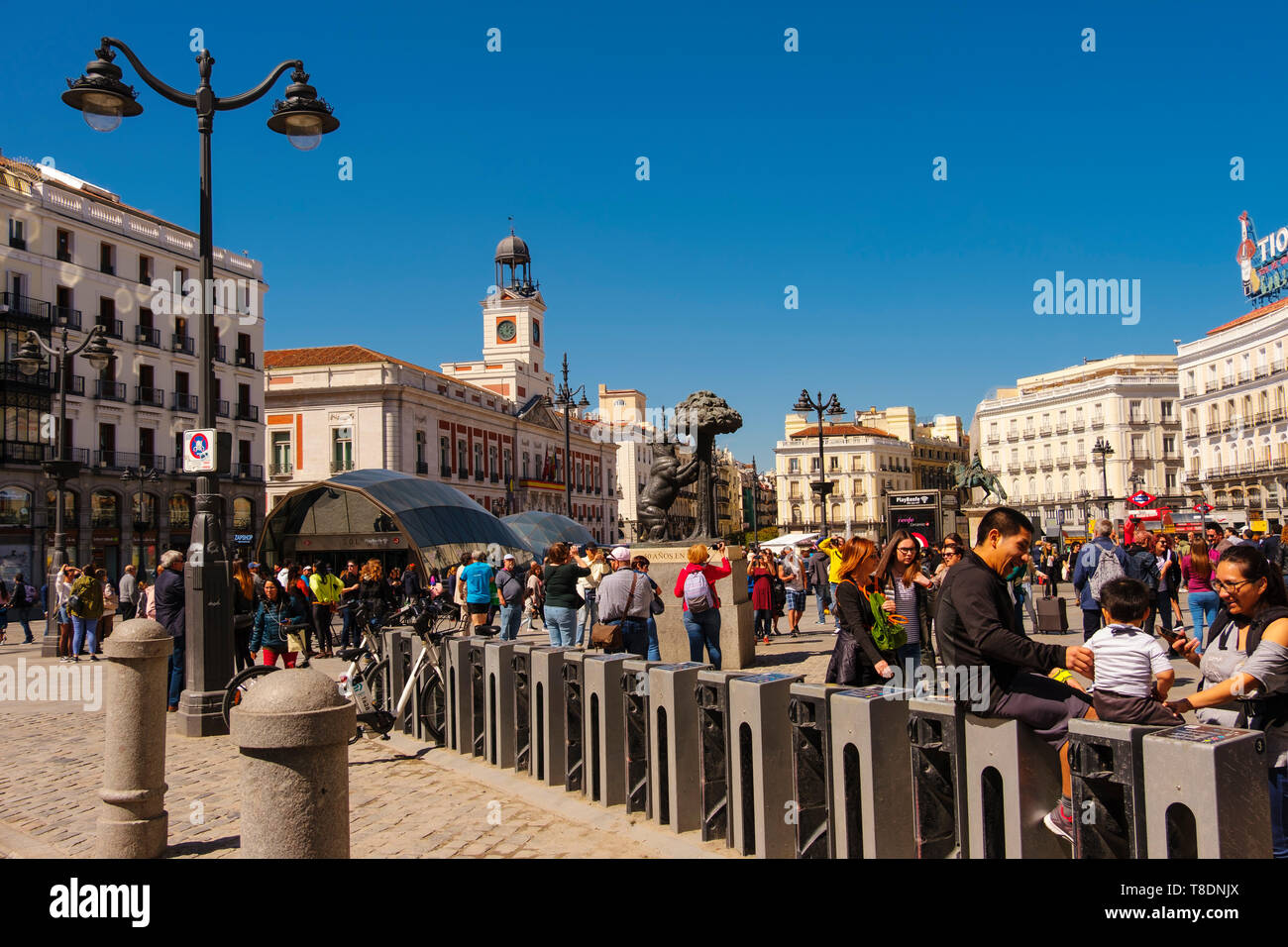 La vita di strada scena, piazza Puerta del Sol. Dal 1950 chiamato chilometro zero della spagnola strade radiali. La città di Madrid, Spagna. L'Europa. La città di Madrid, Spagna Foto Stock
