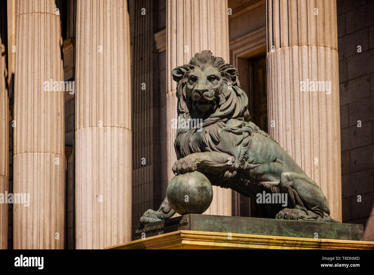 Lion all'ingresso del Congreso de los Diputados. Il Parlamento spagnolo edificio Congresso dei Deputati. La città di Madrid, Spagna. Europa Foto Stock