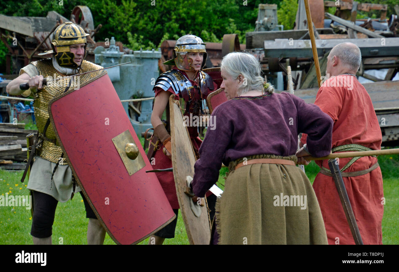 I Romani la lotta contro i Celti a Milton Keynes Storia del museo Festival 2019. Wolverton, Buckinghamshire, Inghilterra, Regno Unito Foto Stock