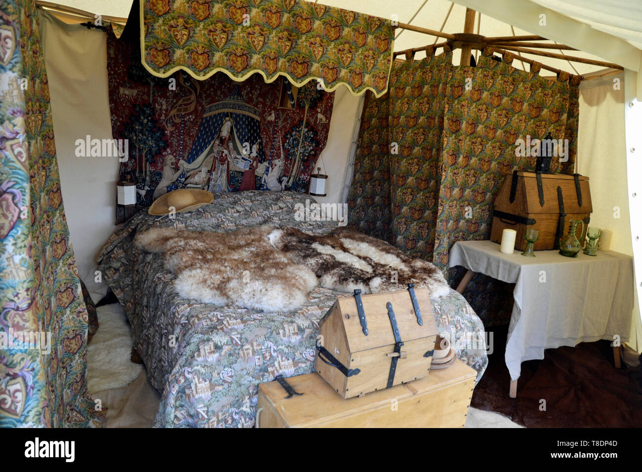 Cavaliere del quarti viventi. Un letto di lusso in una tenda a Milton Keynes Storia del museo Festival 2019. Wolverton, Buckinghamshire, Inghilterra, Regno Unito Foto Stock