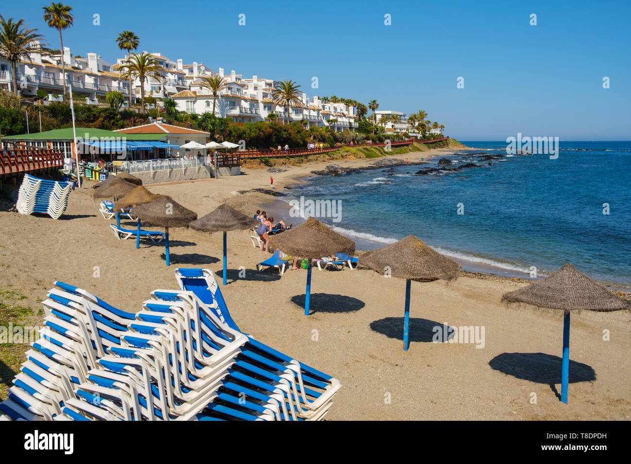 I turisti sulla spiaggia. Mijas Costa, provincia di Malaga, Costa del Sol, Mediterranea mare, Andalusia, Spagna Europa Foto Stock