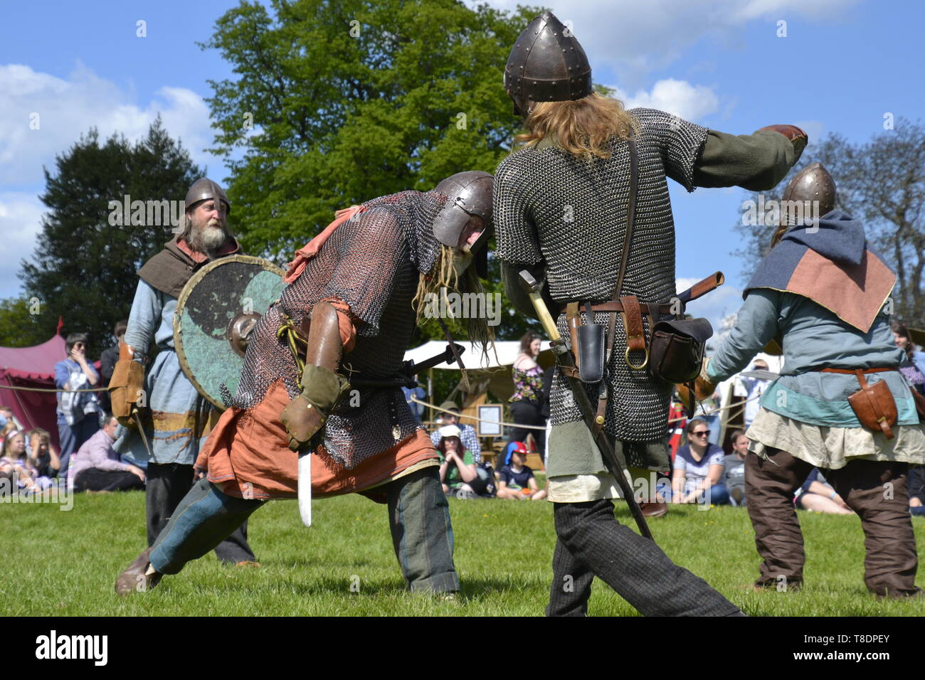 Viking Rievocazione storica battaglia a Milton Keynes Storia del museo Festival 2019. Wolverton, Buckinghamshire, Inghilterra, Regno Unito Foto Stock