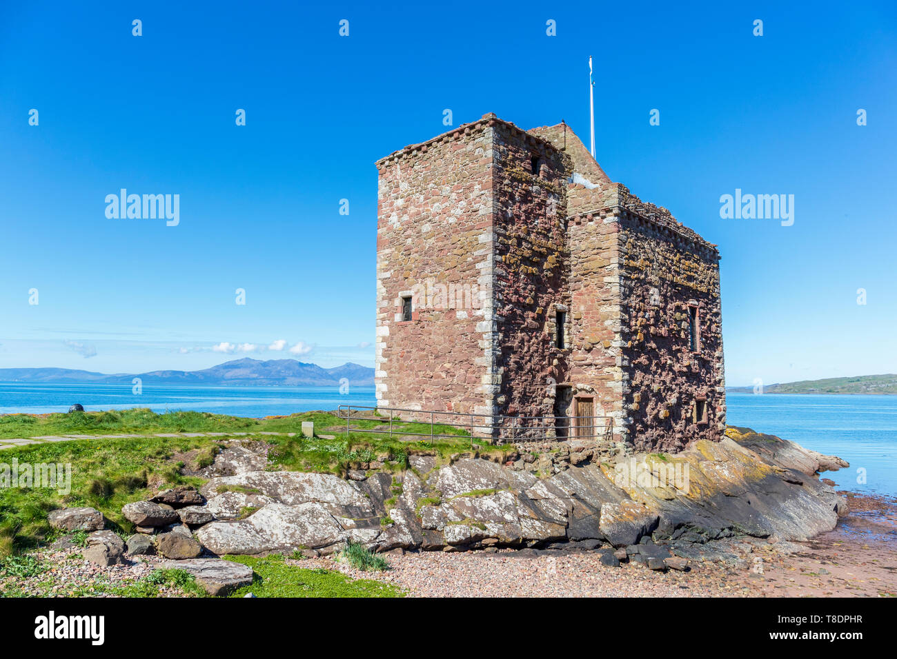 Il castello di Portencross, Ayrshire, in Scozia affacciato sul Firth of Clyde e l'isola di Arran a distanza Foto Stock