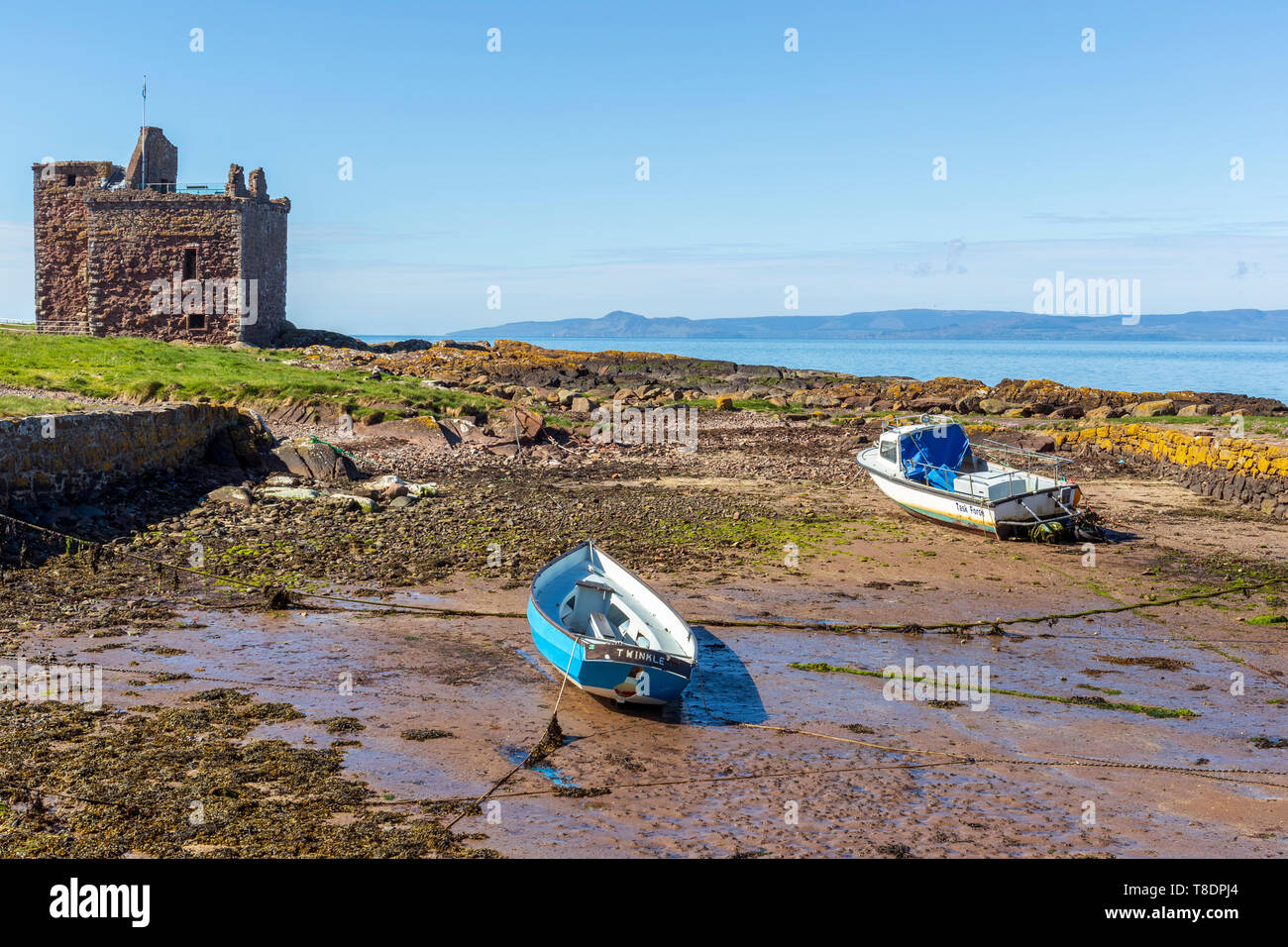 Il castello di Portencross, Ayrshire, in Scozia affacciato sul Firth of Clyde e l'isola di Arran a distanza Foto Stock