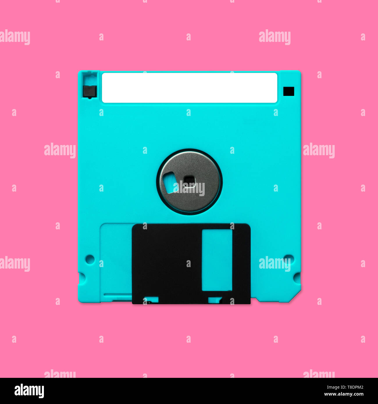 Floppy disk da 3,5 pollici indietro Nostalgia, isolato e presentato in vigorosi colori pastello Foto Stock