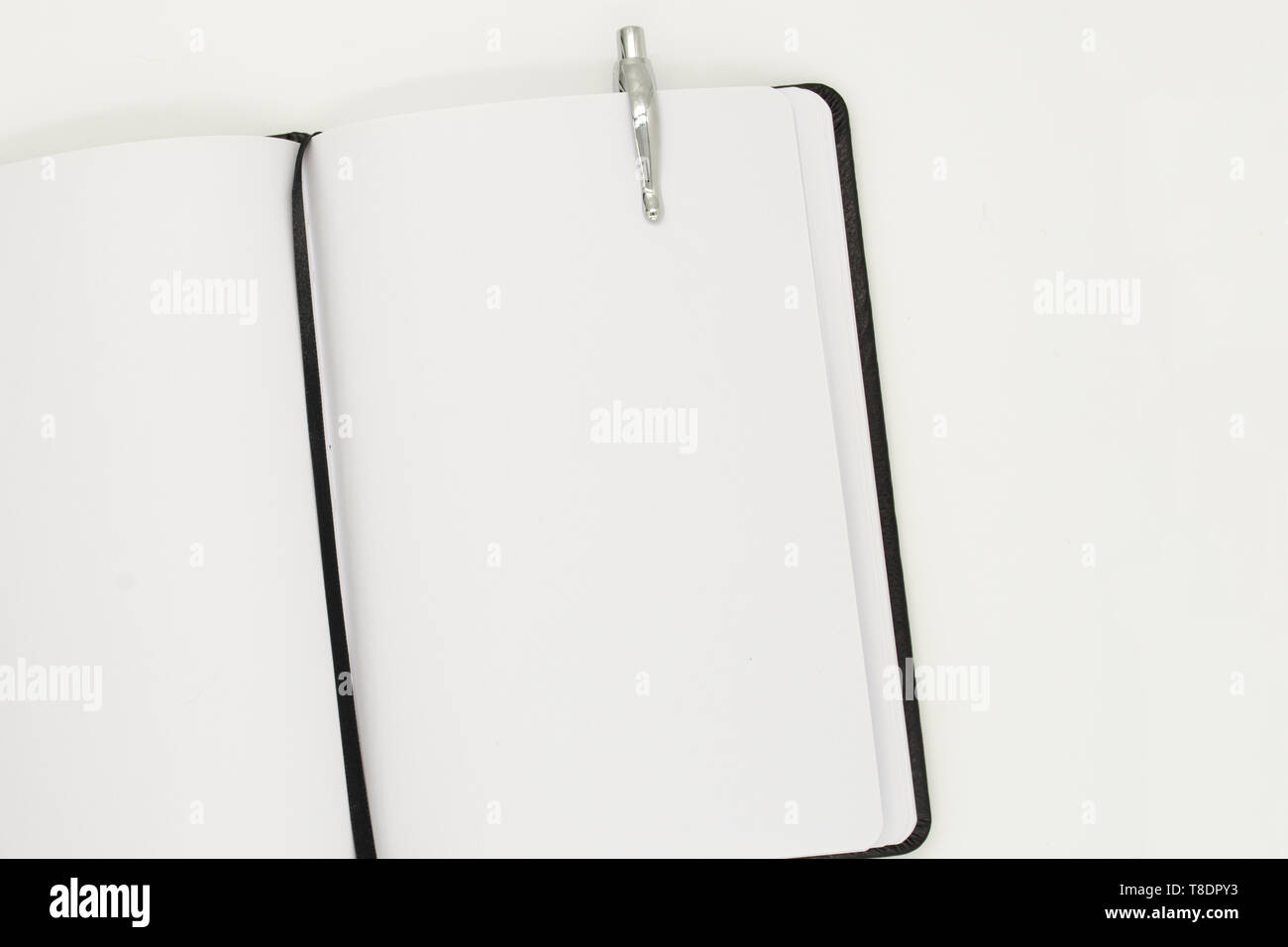 Forniture per ufficio su sfondo bianco. Torna a lavorare. I notebook e penne nere. Si torna a scuola Foto Stock