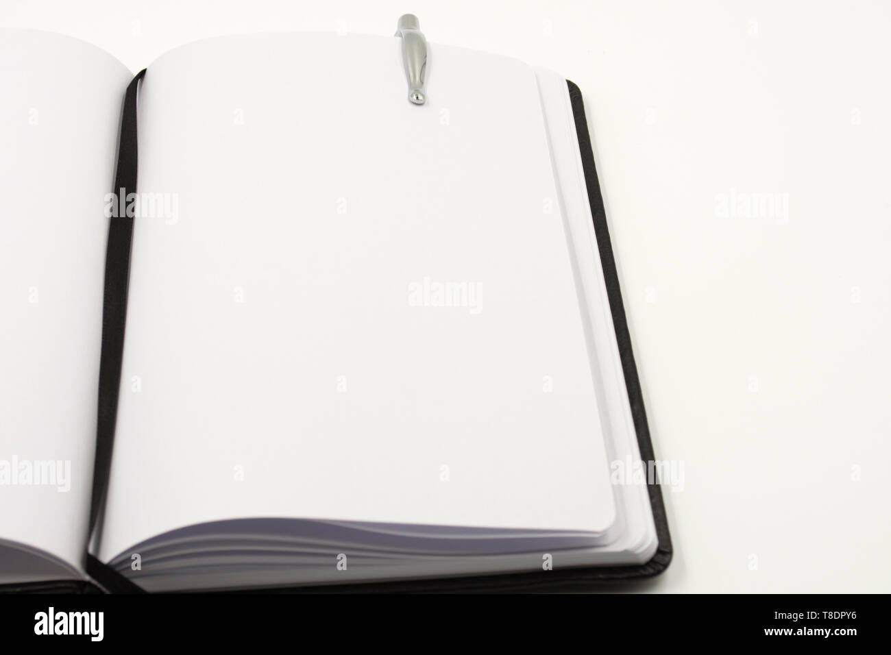 Forniture per ufficio su sfondo bianco. Torna a lavorare. I notebook e penne nere. Si torna a scuola Foto Stock